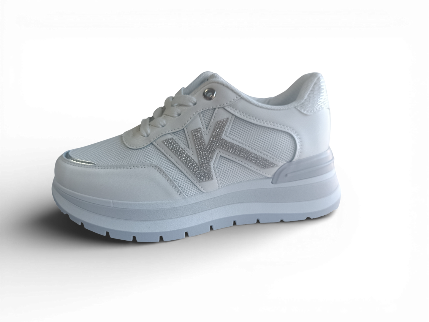 Zapatilla con detalles plateados