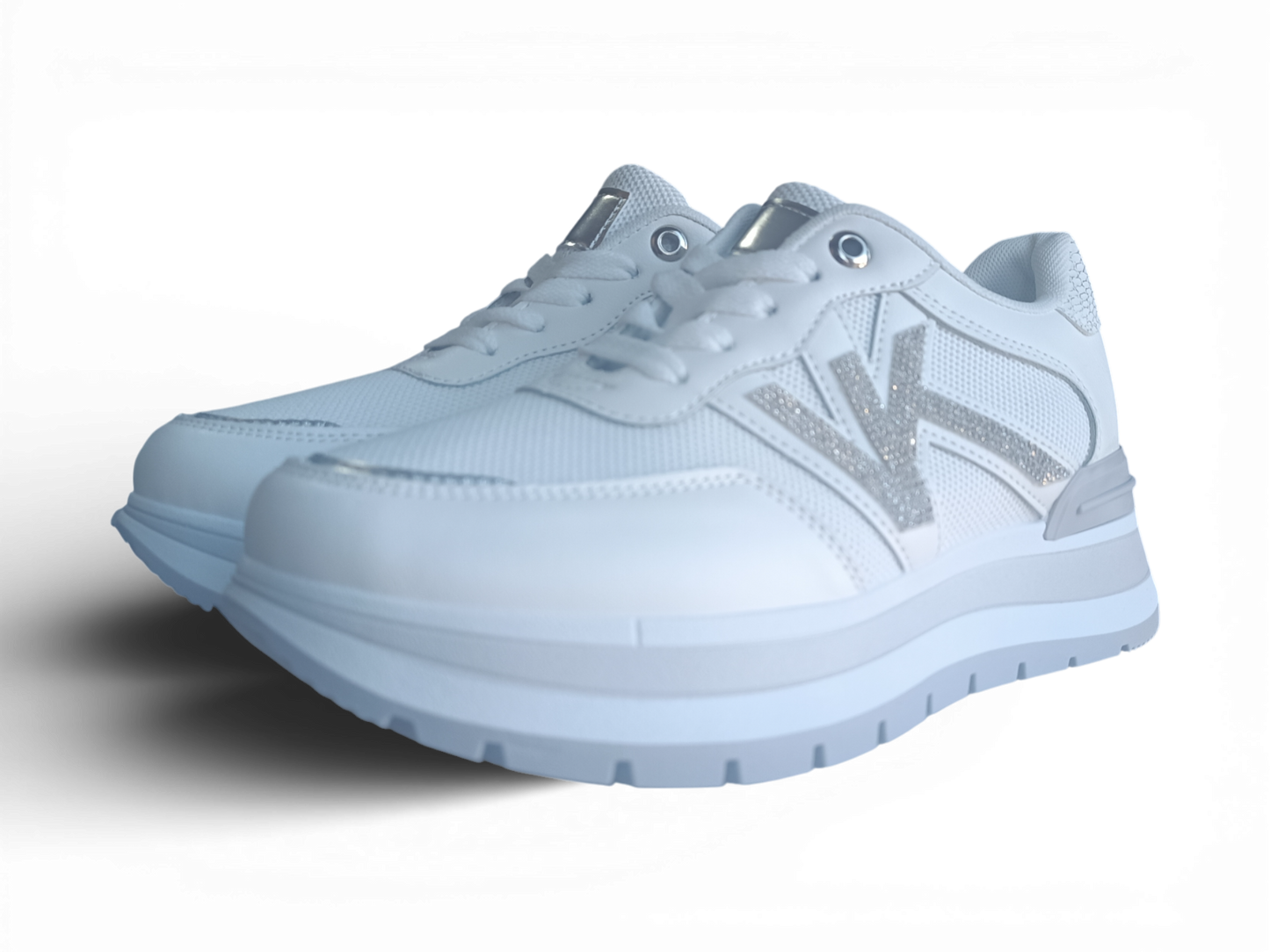 Zapatilla con detalles plateados