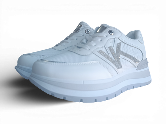 Zapatilla con detalles plateados