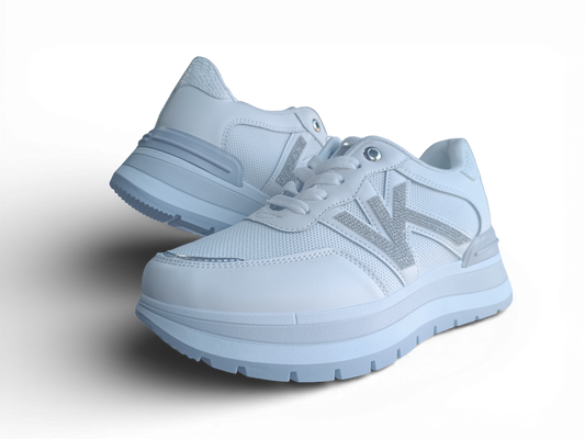 Zapatilla con detalles plateados