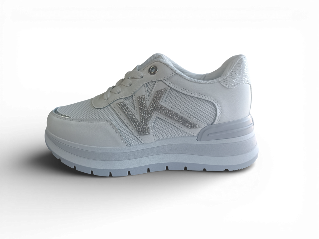 Zapatilla con detalles plateados