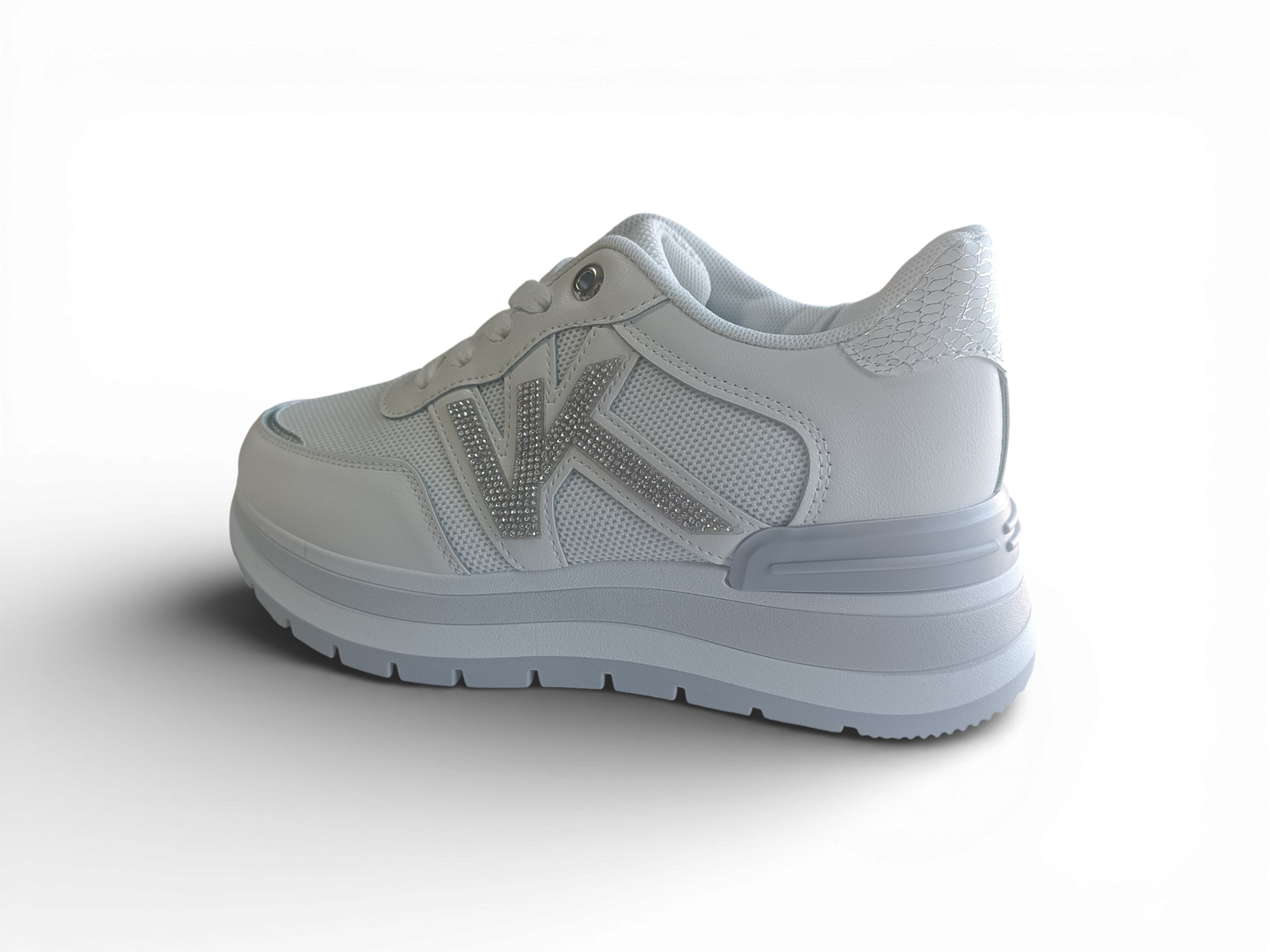 Zapatilla con detalles plateados