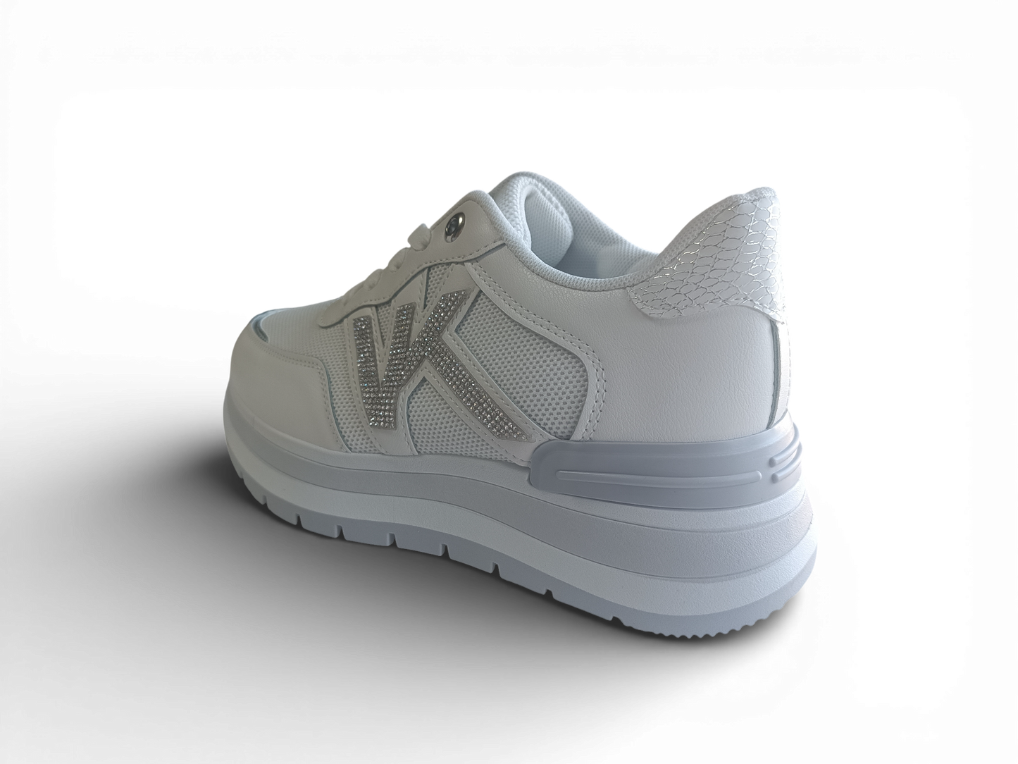 Zapatilla con detalles plateados