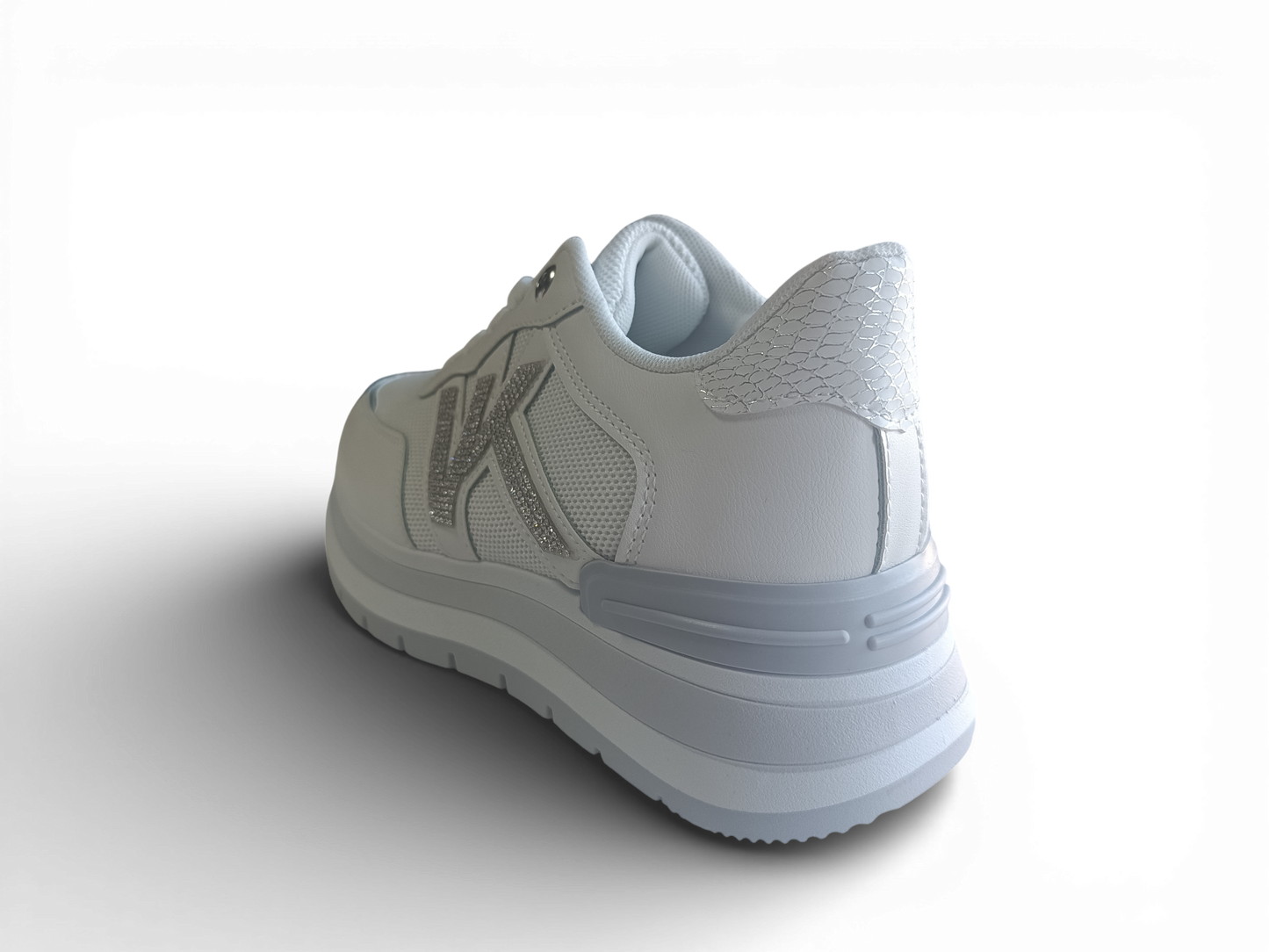 Zapatilla con detalles plateados