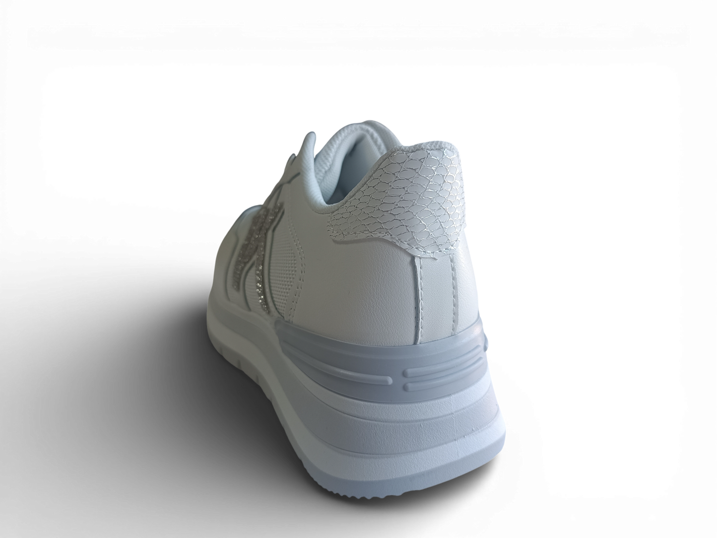 Zapatilla con detalles plateados