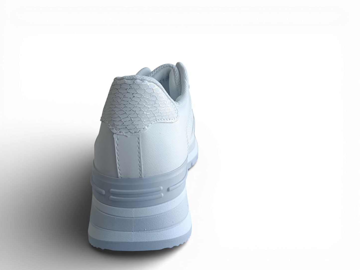 Zapatilla con detalles plateados