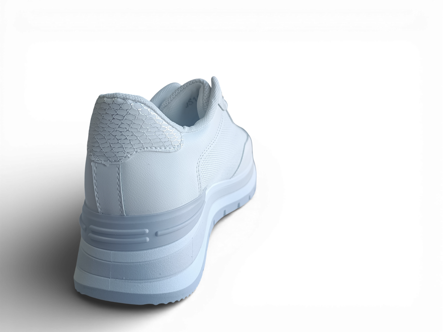 Zapatilla con detalles plateados