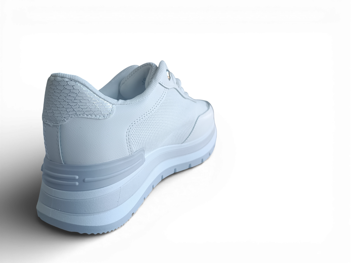 Zapatilla con detalles plateados