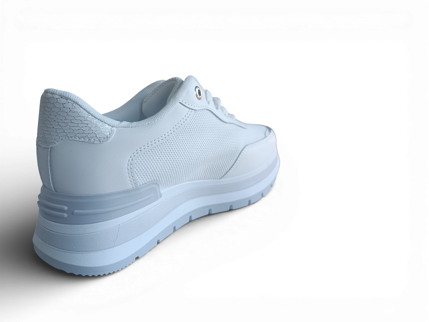 Zapatilla con detalles plateados