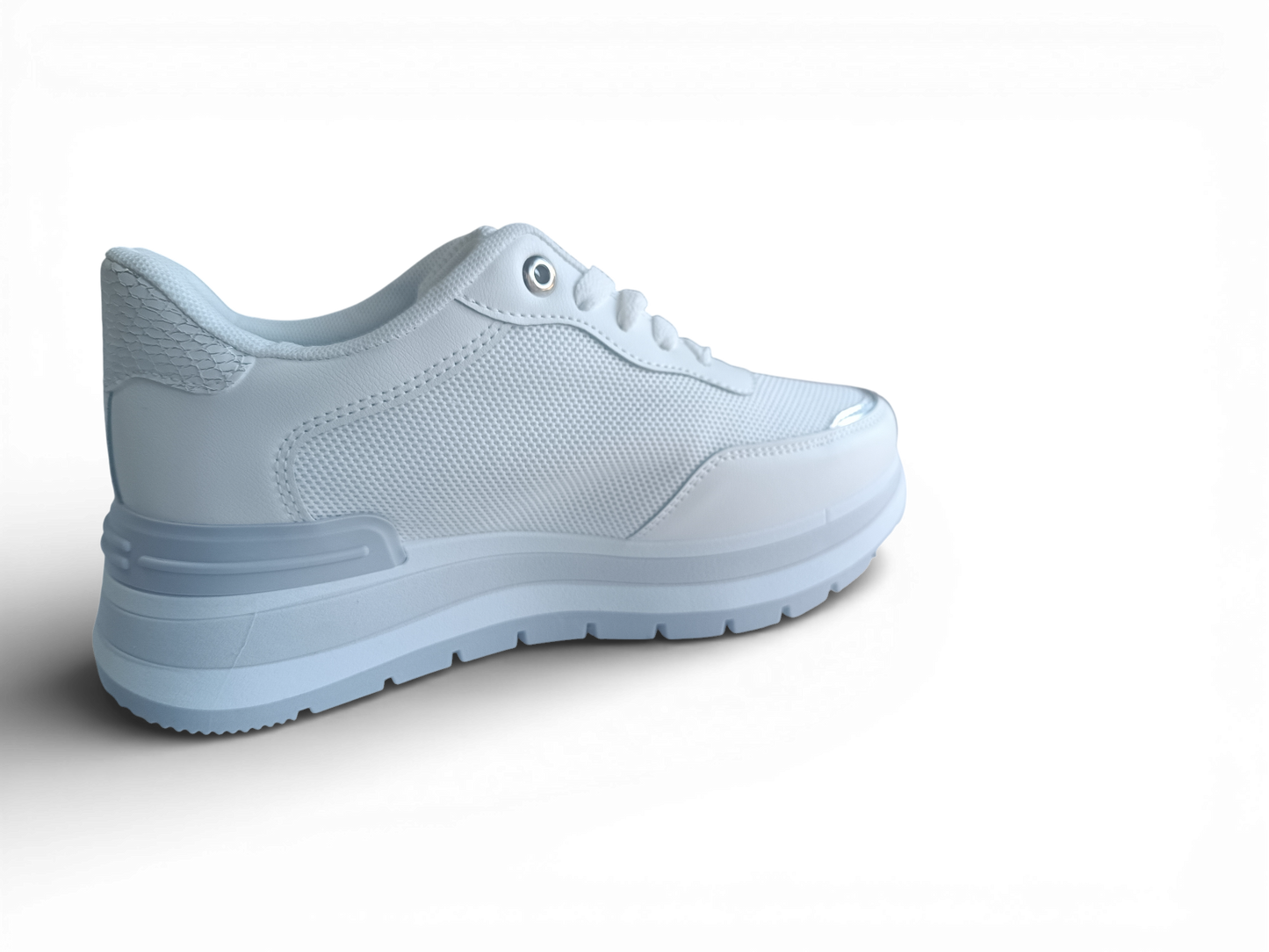 Zapatilla con detalles plateados