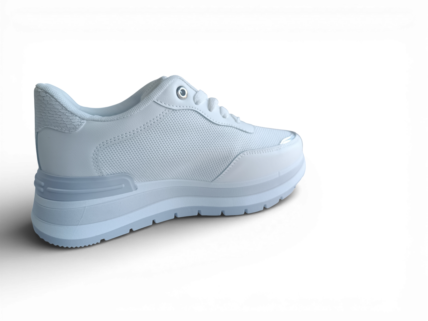Zapatilla con detalles plateados