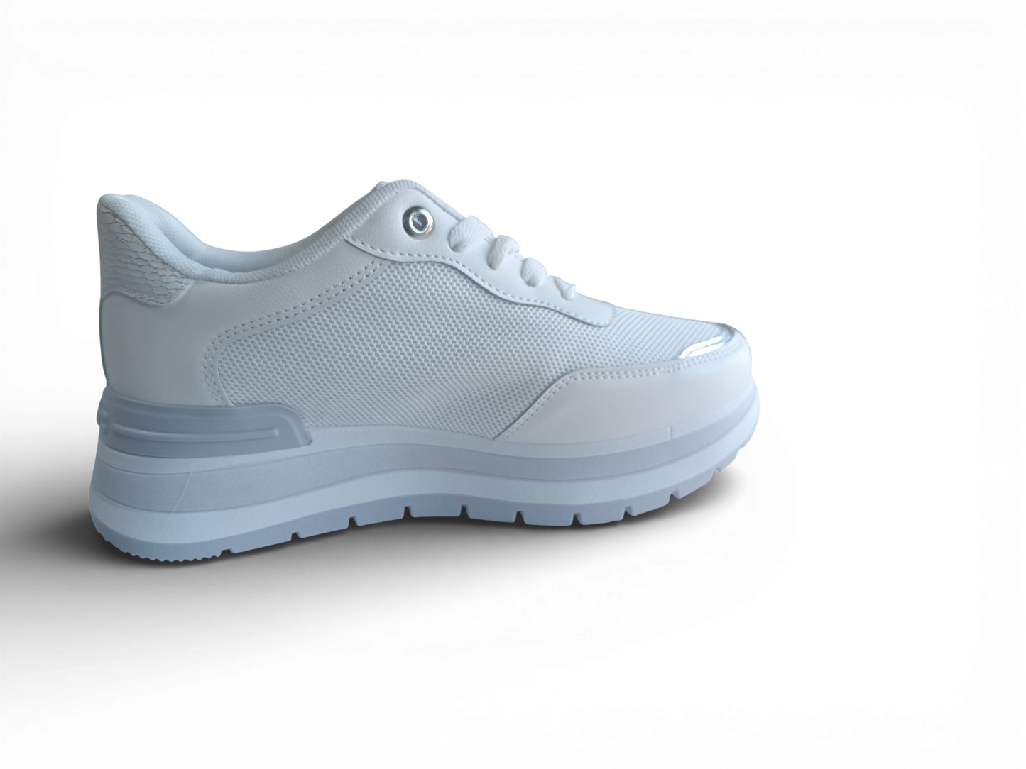 Zapatilla con detalles plateados