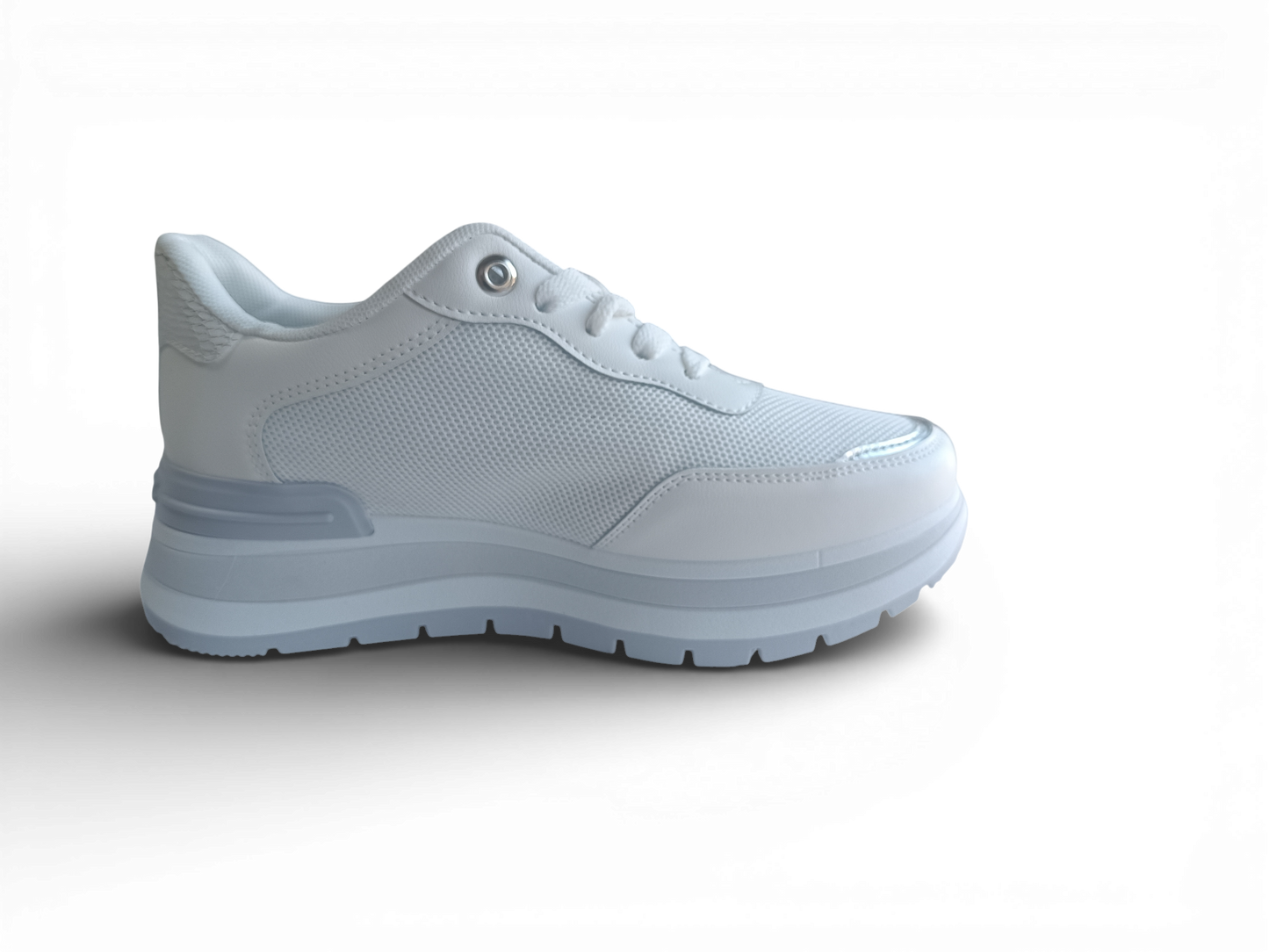 Zapatilla con detalles plateados