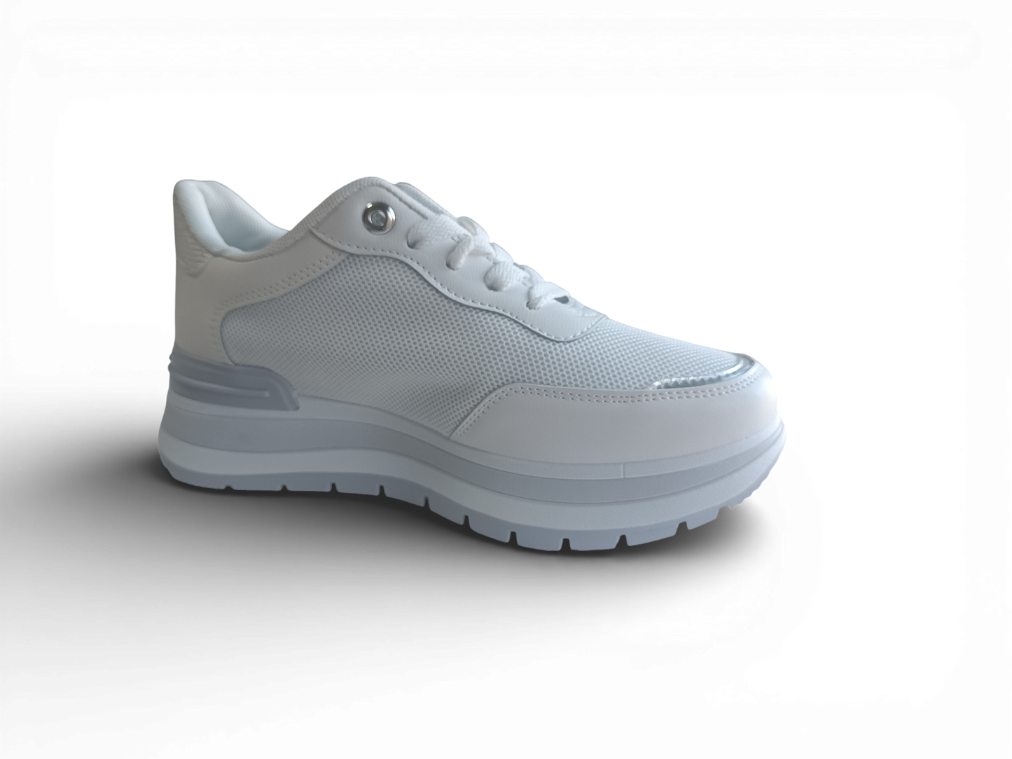 Zapatilla con detalles plateados