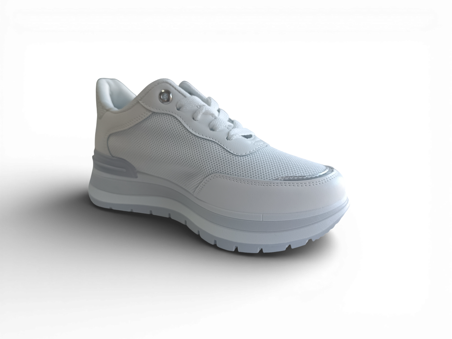 Zapatilla con detalles plateados