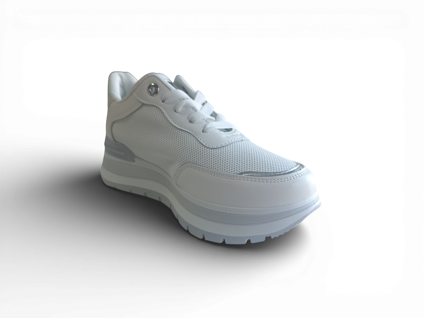 Zapatilla con detalles plateados