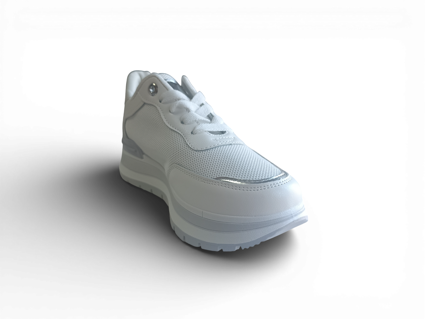 Zapatilla con detalles plateados