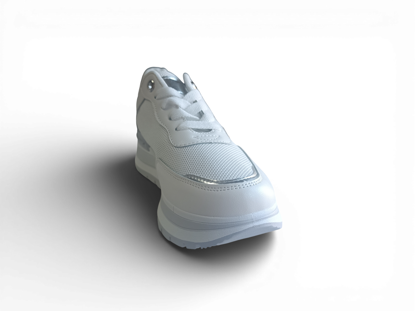 Zapatilla con detalles plateados