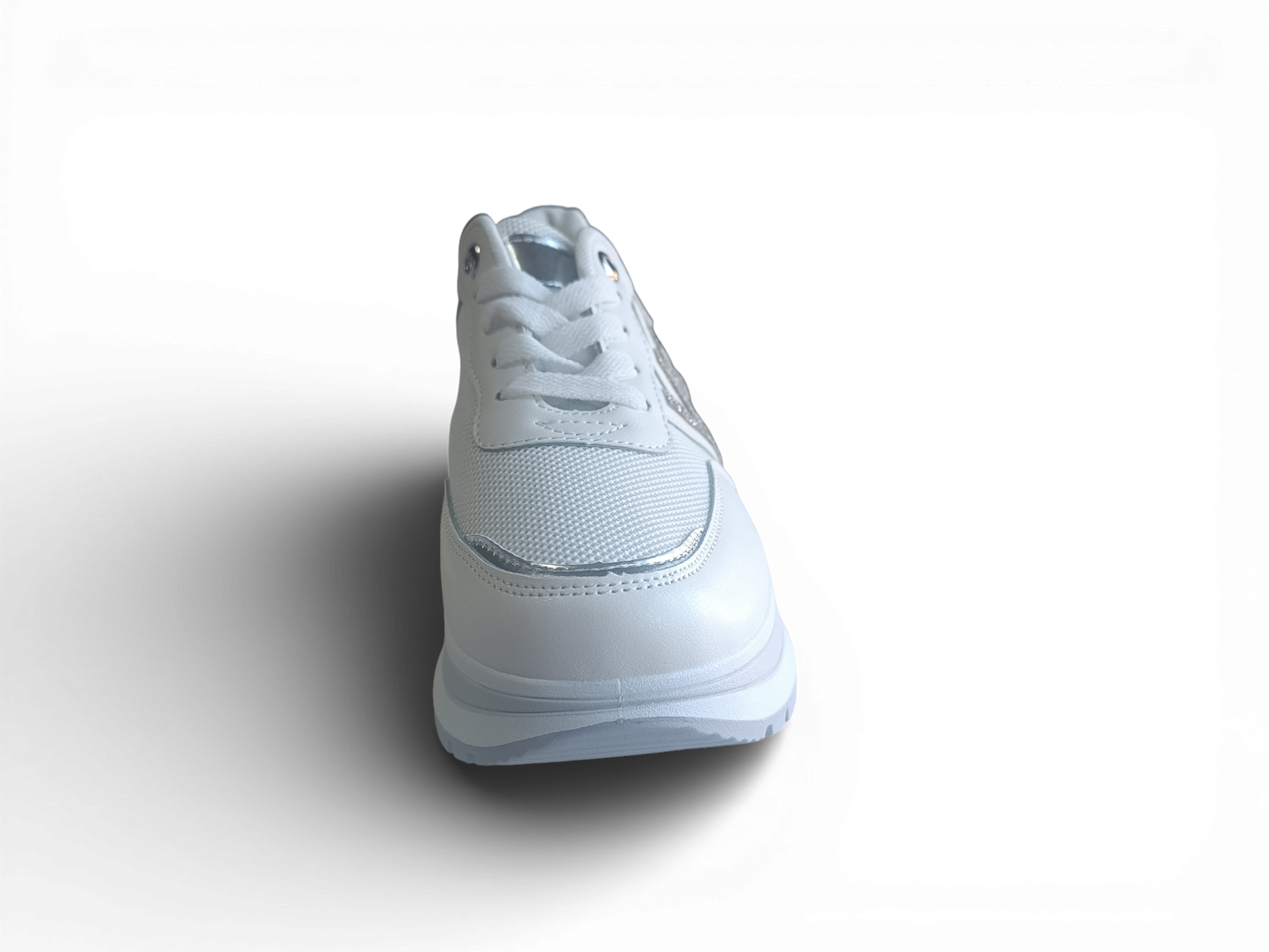 Zapatilla con detalles plateados