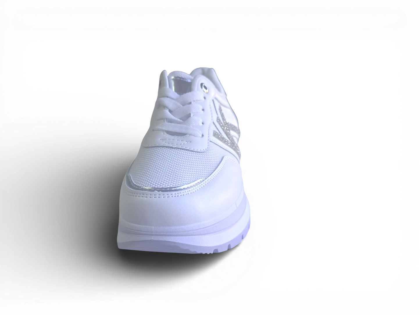 Zapatilla con detalles plateados