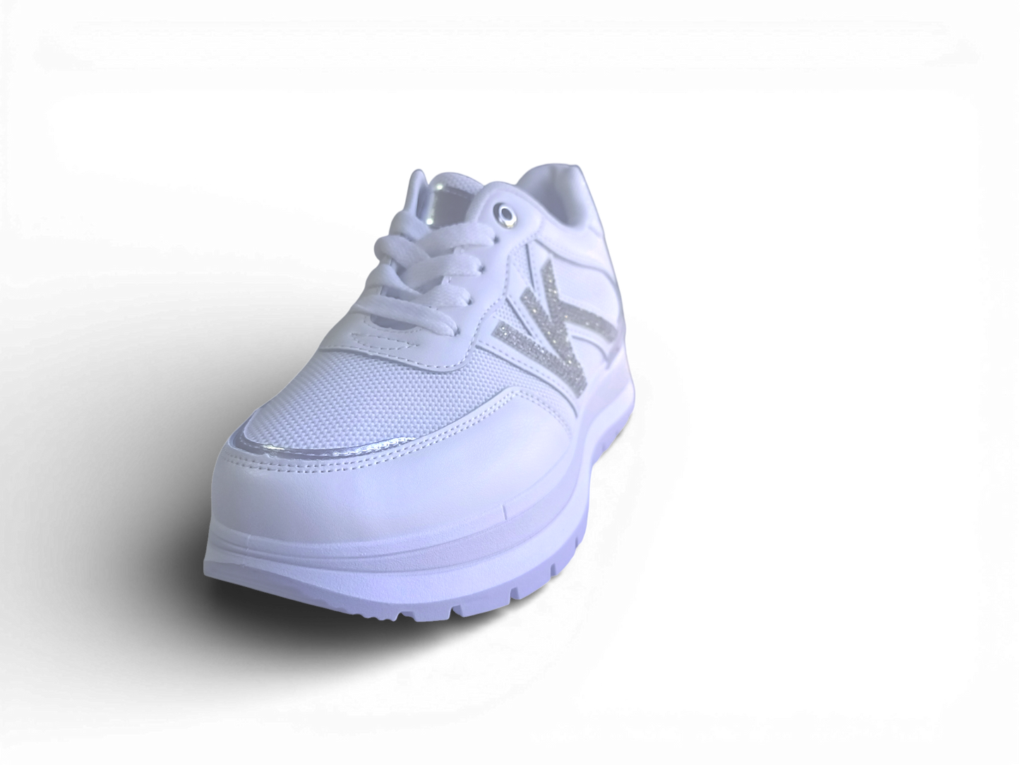 Zapatilla con detalles plateados