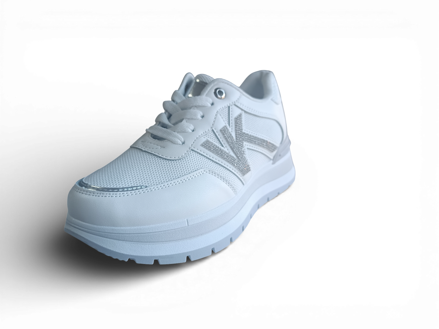 Zapatilla con detalles plateados
