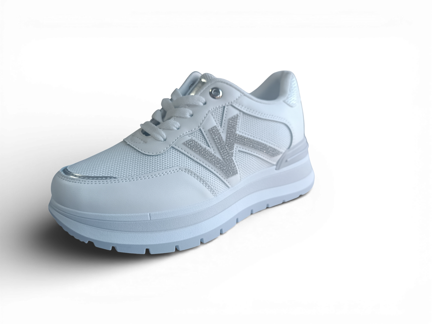Zapatilla con detalles plateados
