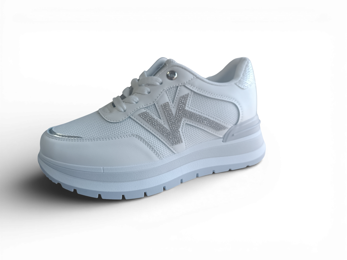 Zapatilla con detalles plateados