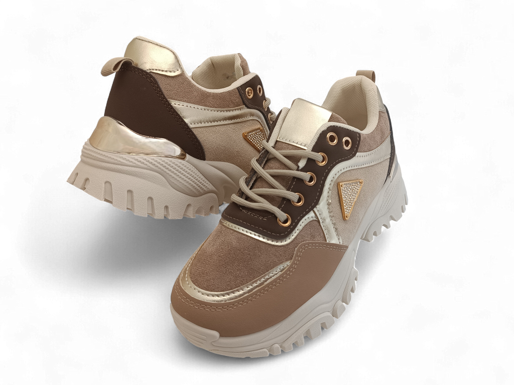 Zapatilla beige con detalles dorados