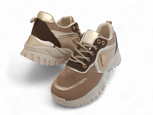 Zapatilla beige con detalles dorados