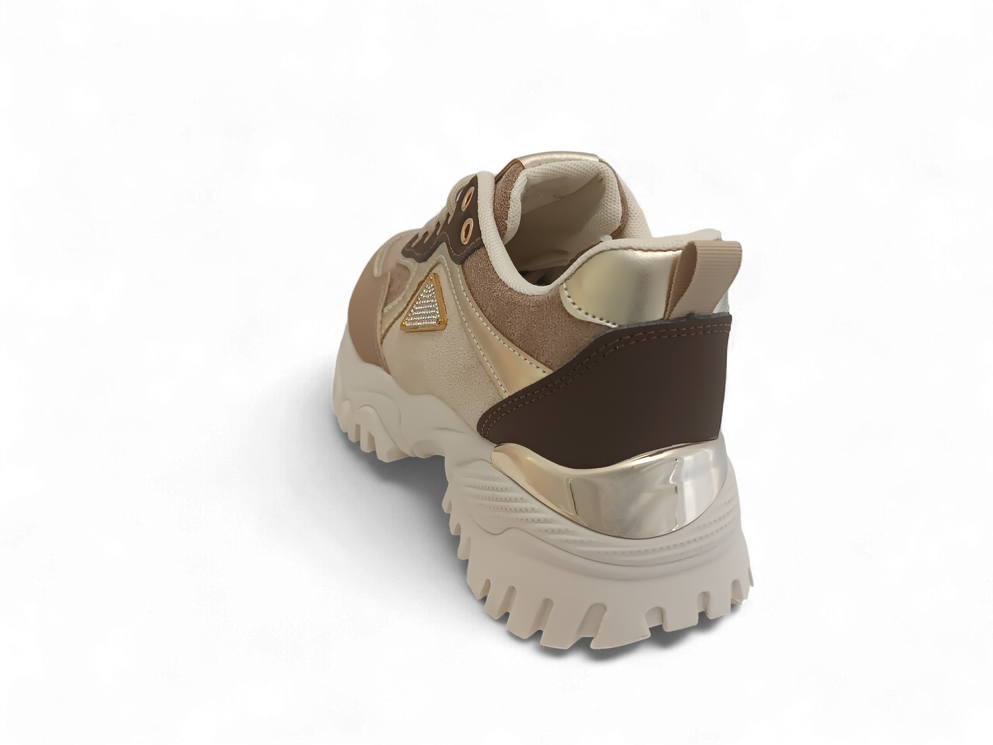 Zapatilla beige con detalles dorados