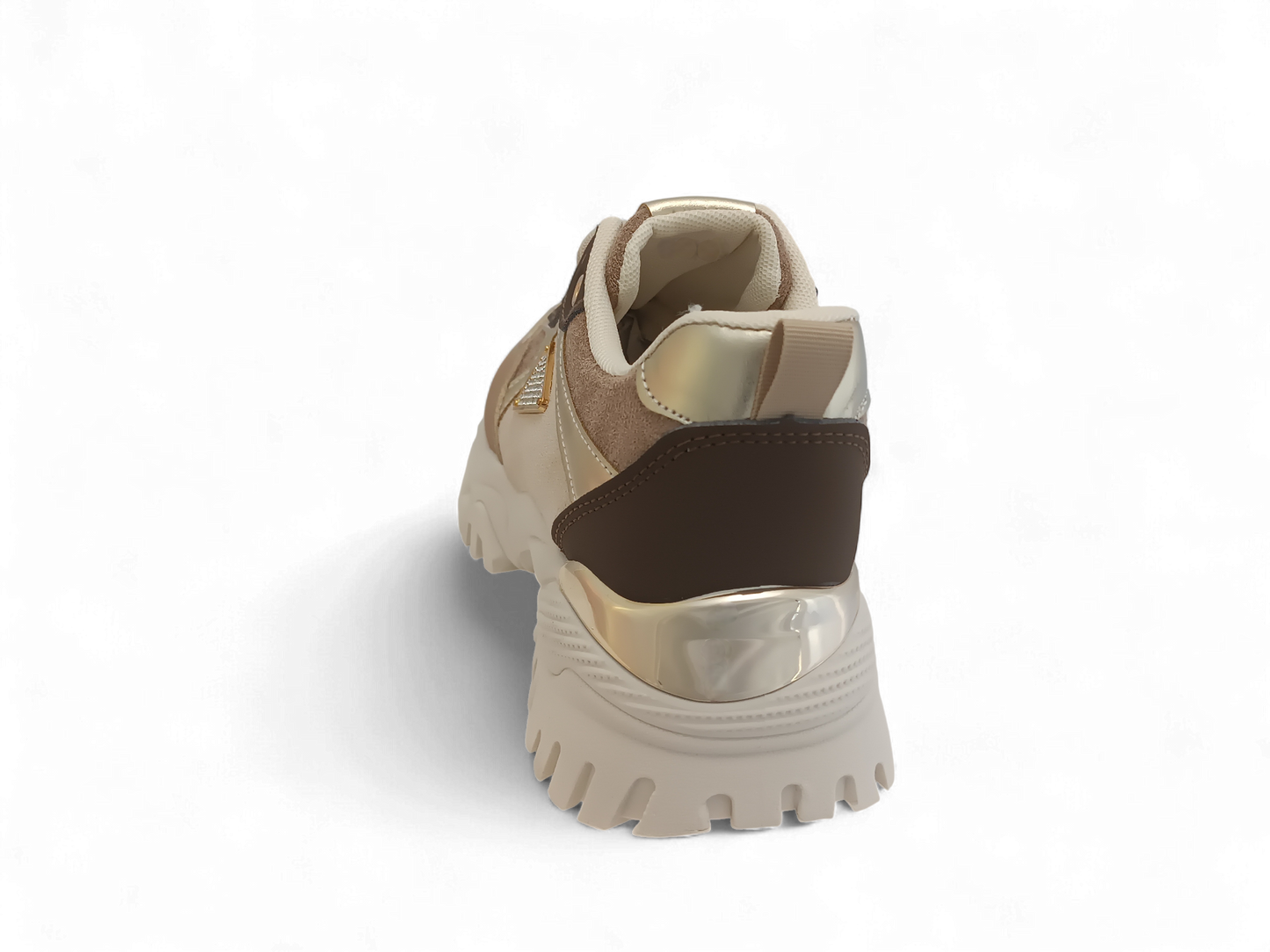 Zapatilla beige con detalles dorados