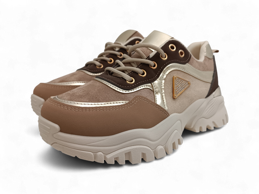 Zapatilla beige con detalles dorados