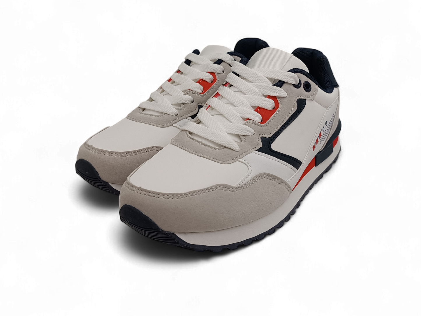 Zapatillas deportivas en blanco y beis