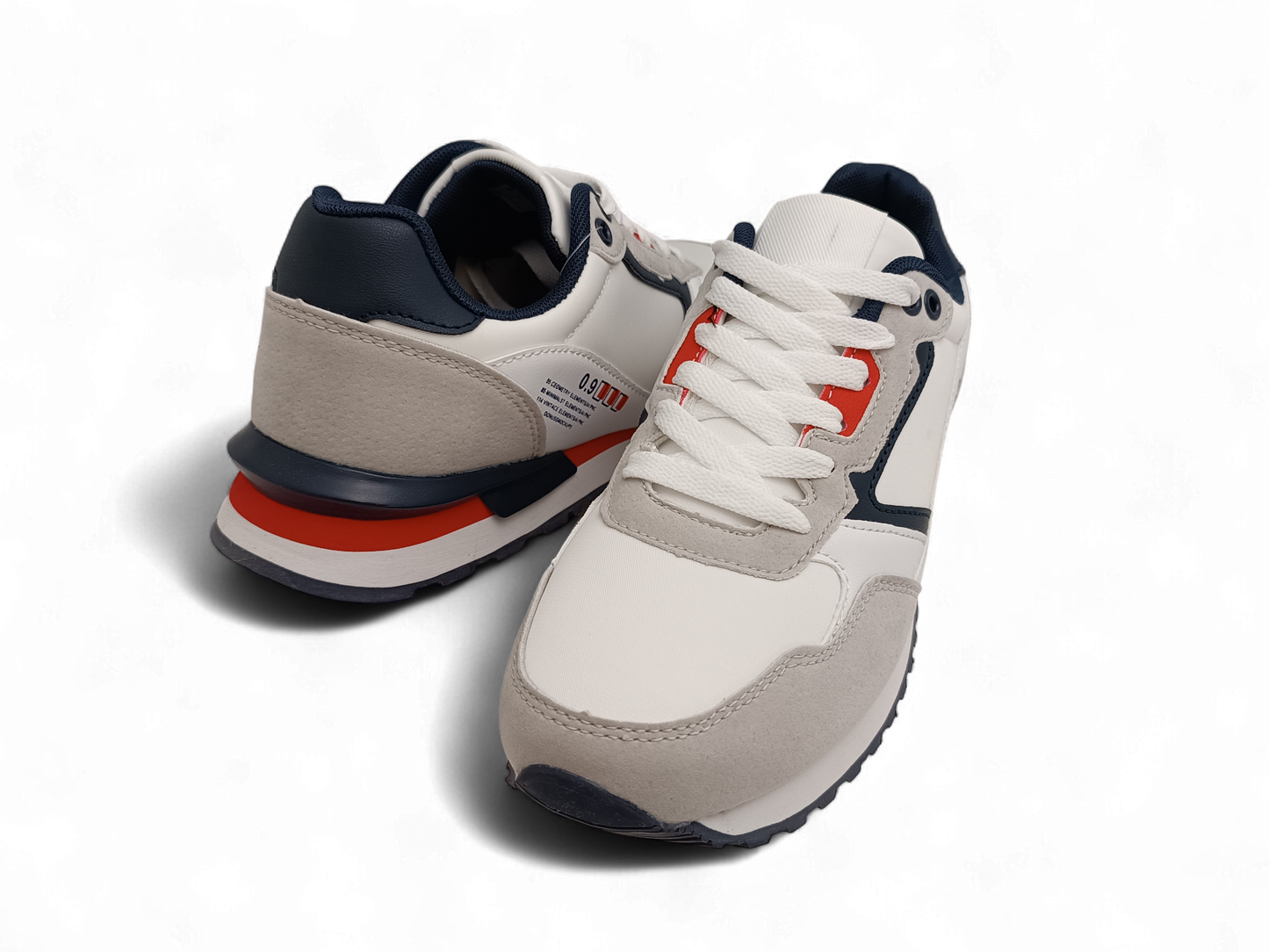 Zapatillas deportivas en blanco y beis